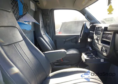 2016 Chevrolet Express G2500 Work Van z USA, uszkodzony, nr VIN 1GCWGAFF3G12420